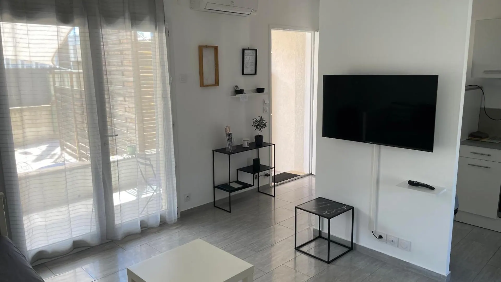 קאביון Appartement T2 Avec Terrasse Et Cour דירה