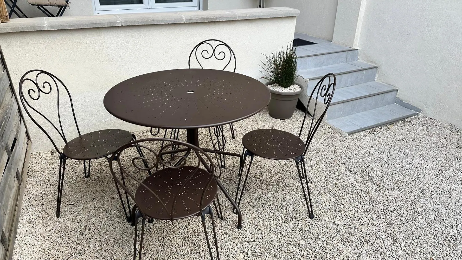 קאביון Appartement T2 Avec Terrasse Et Cour 0*,  צרפת