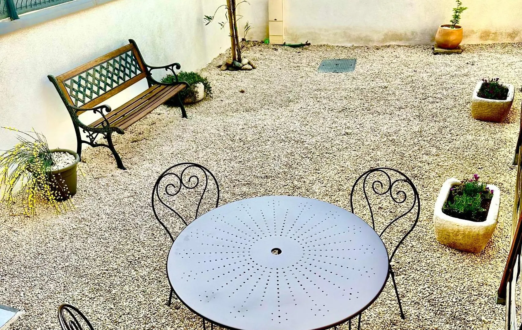 קאביון Appartement T2 Avec Terrasse Et Cour